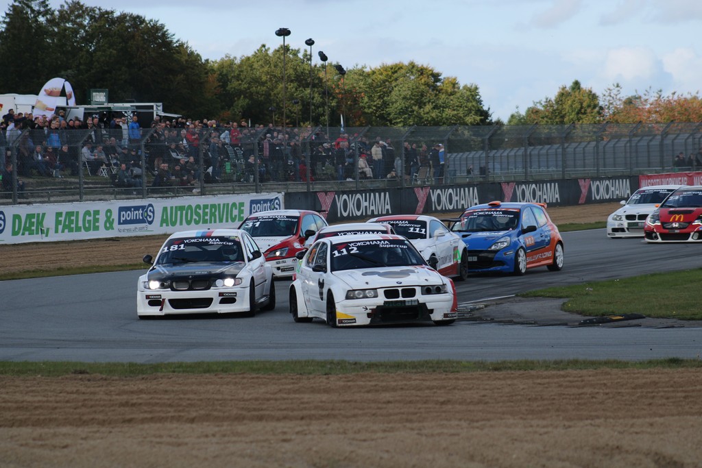 Mickey Mikkelsen (112) gjorde et på et tidspunkt til ren BMW front i Heat 2, med Martin Sørensen (181) lige bag sig
(Foto: JJ Media)